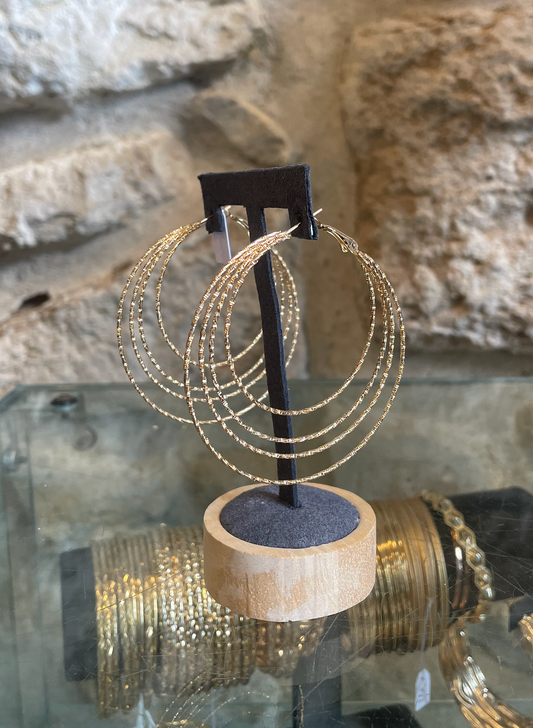 Grandes créoles intemporelles en laiton doré au fini lumineux