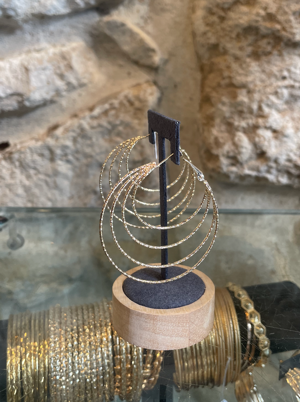 Petites créoles intemporelles en laiton doré au fini lumineux