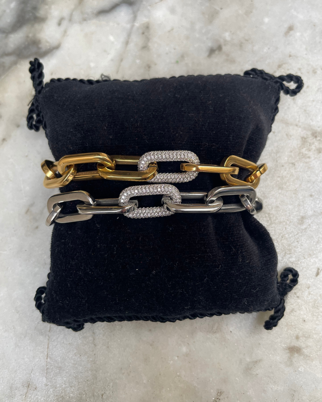 Bracelet chaîne dorée maillons avec zircons