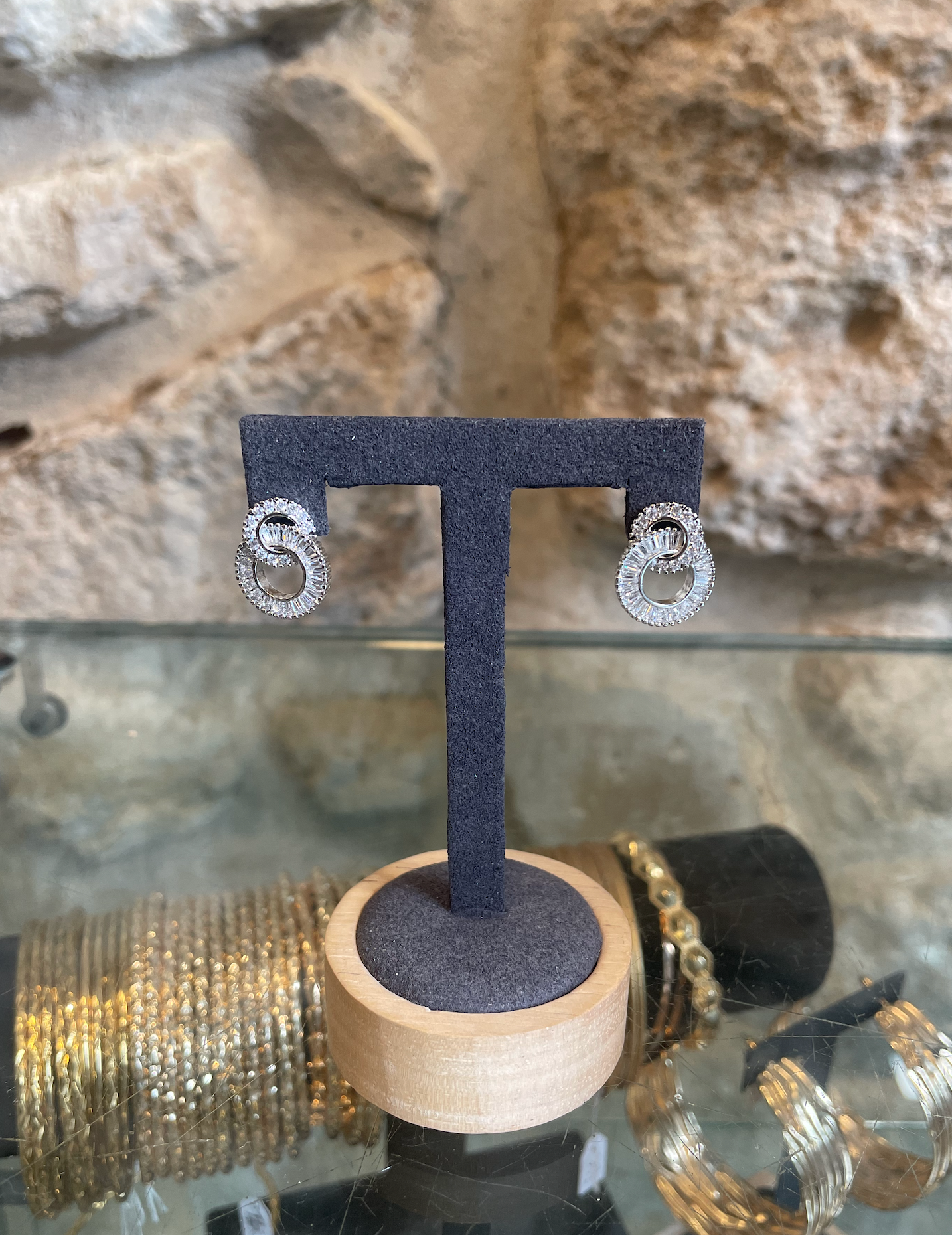 Puces d'oreilles entrelacées argentées à cristaux