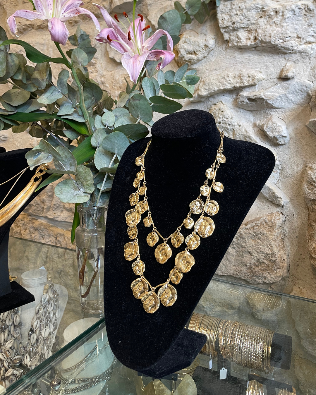 Collier double rang avec pièces breloques en laiton doré