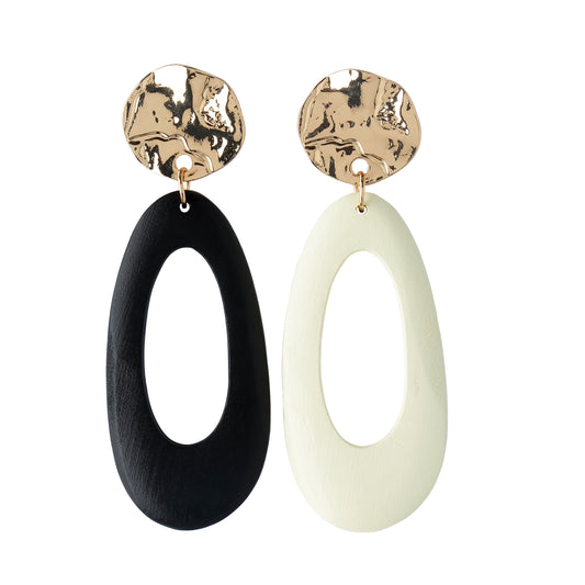 Boucles d'oreilles asymétriques contrastées noir et blanc en laiton doré